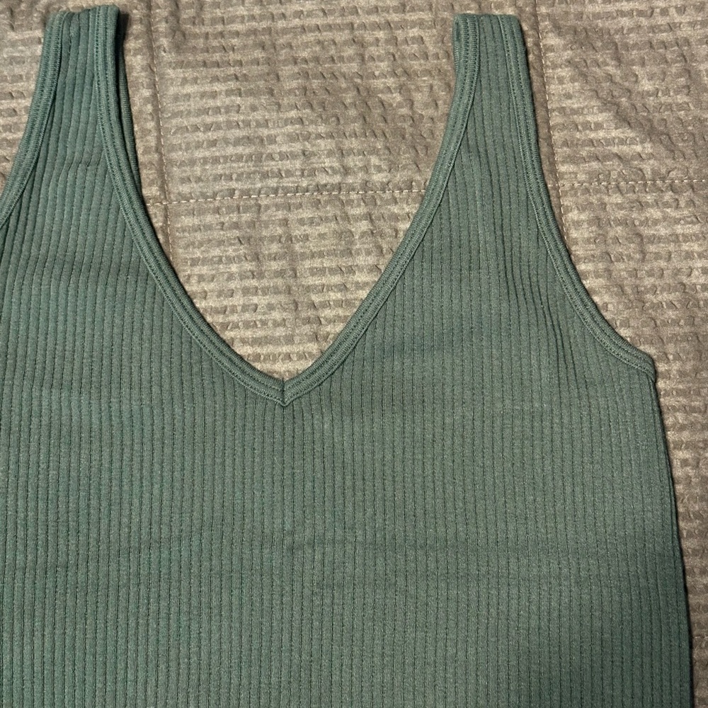 Women’s Slim Fit Ribbed Basic Tank - Picture 3 of 3
